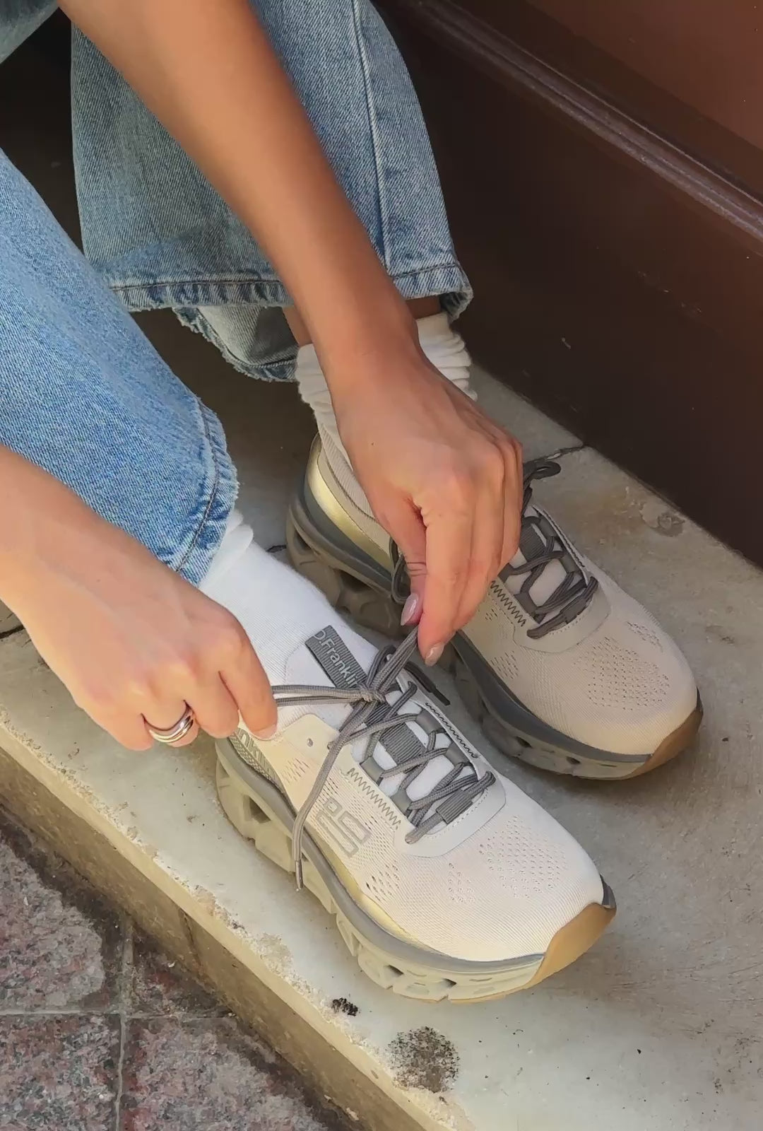 Video laden: Aero Sneakers Mesh Cream / Gold