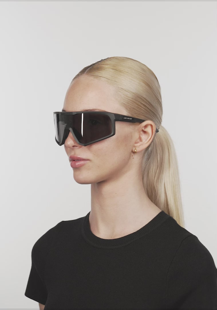 Video laden: Hurricane Black / Black